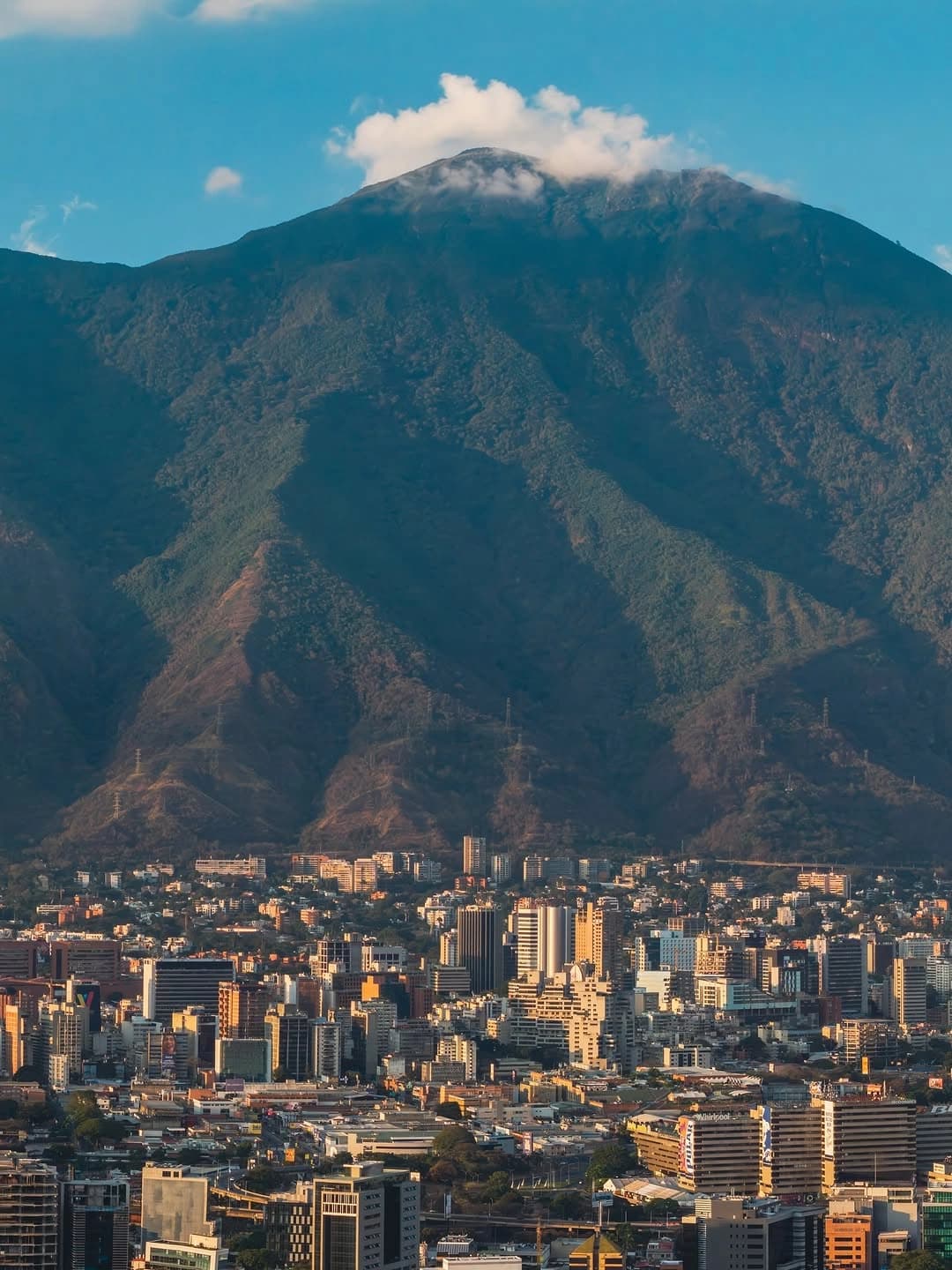 Vista de Caracas con El Ávila al fondo