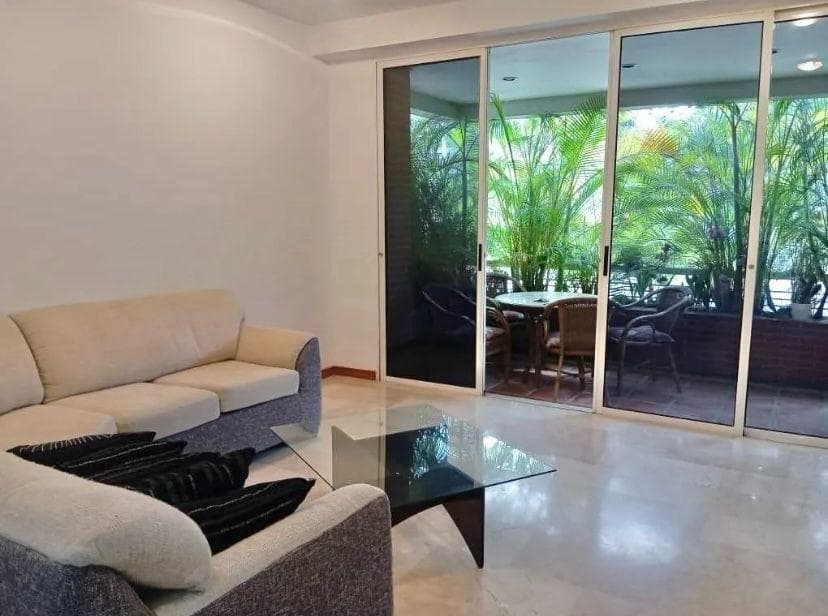 Sala con puertas de vidrio hacia la terraza