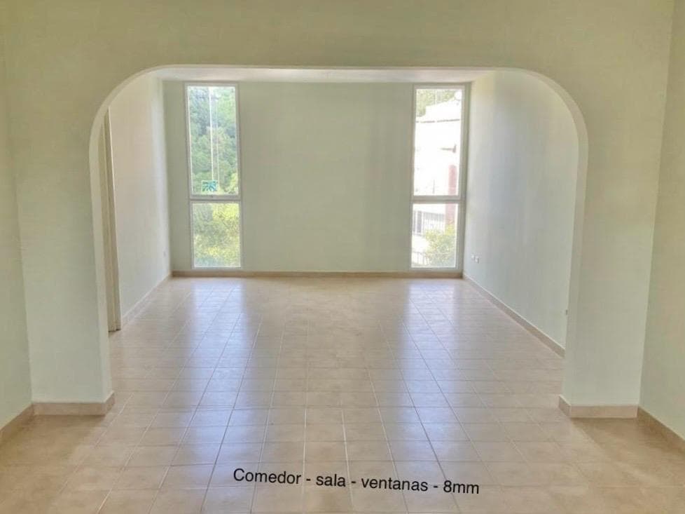 Sala y comedor en un solo ambiente, con ventanales renovados