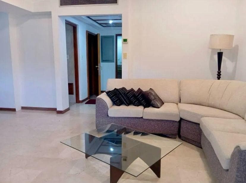 Sala con juego de muebles y mesa de vidrio