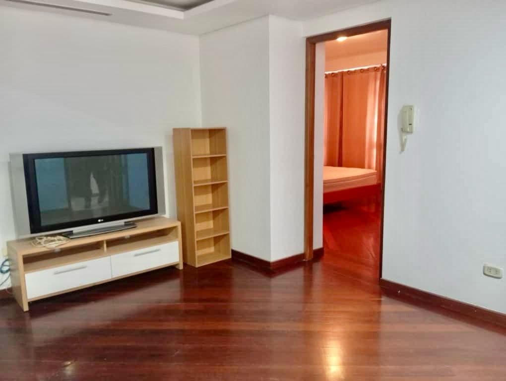 Estar íntimo con piso de madera
