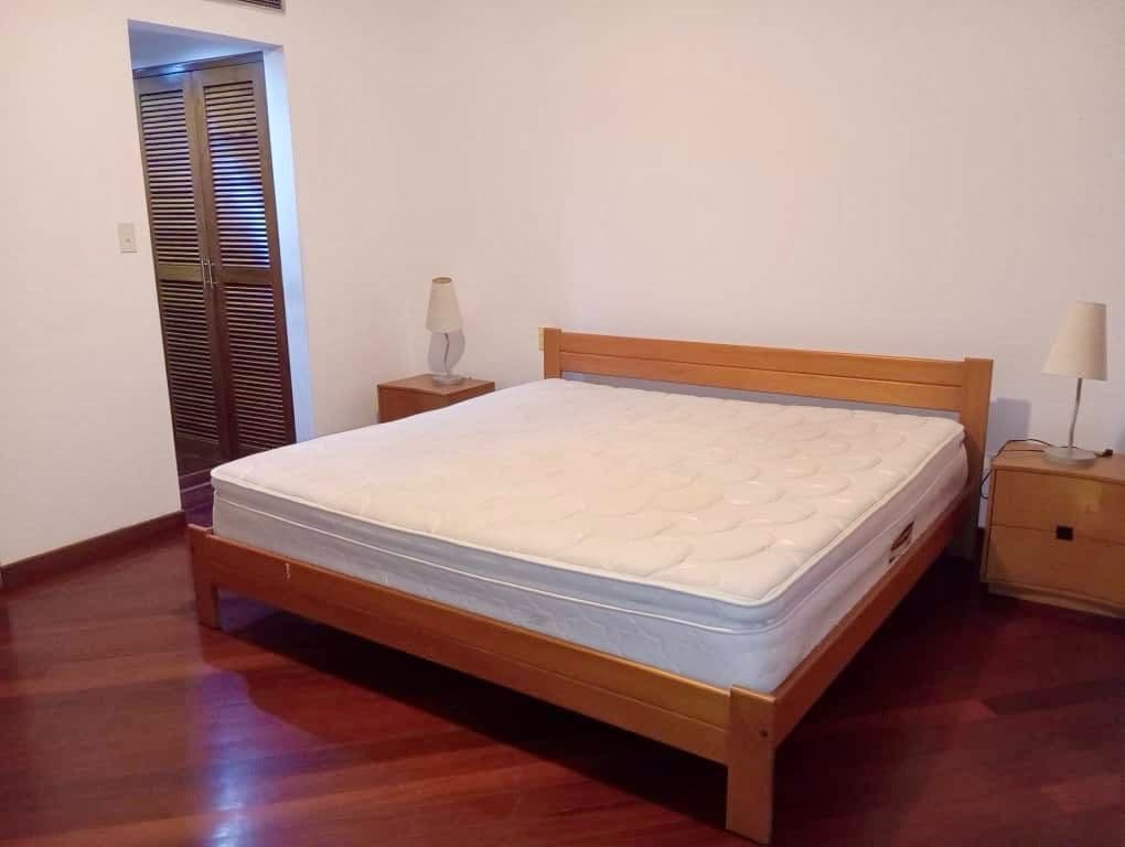 Habitación con cama matrimonial y mesas de noche