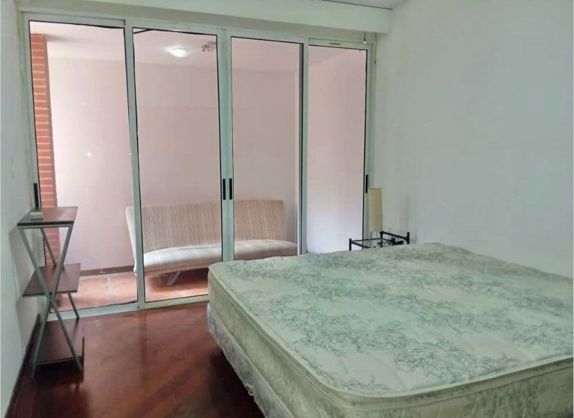Habitación con puertas de vidrio y piso de madera