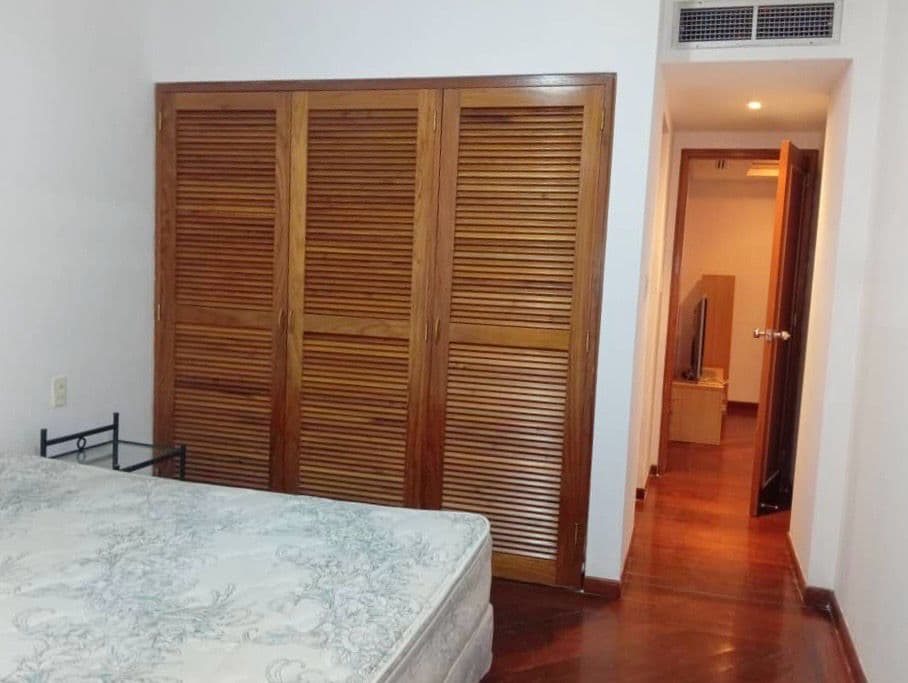 Habitación con clóset de madera y aire acondicionado