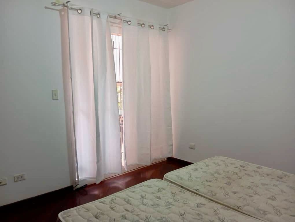 Habitación con ventanal y cortinas