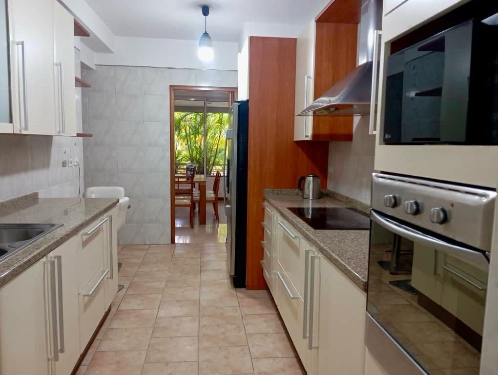 Cocina con horno empotrado y campana