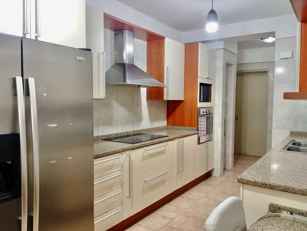 Cocina con nevera de dos puertas