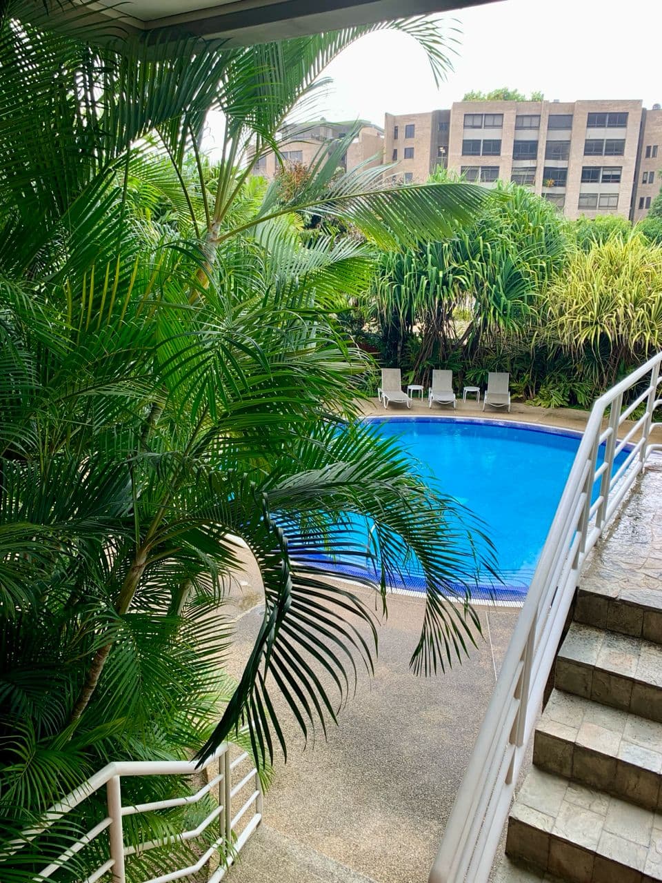 Piscina del edificio vista desde la escalera