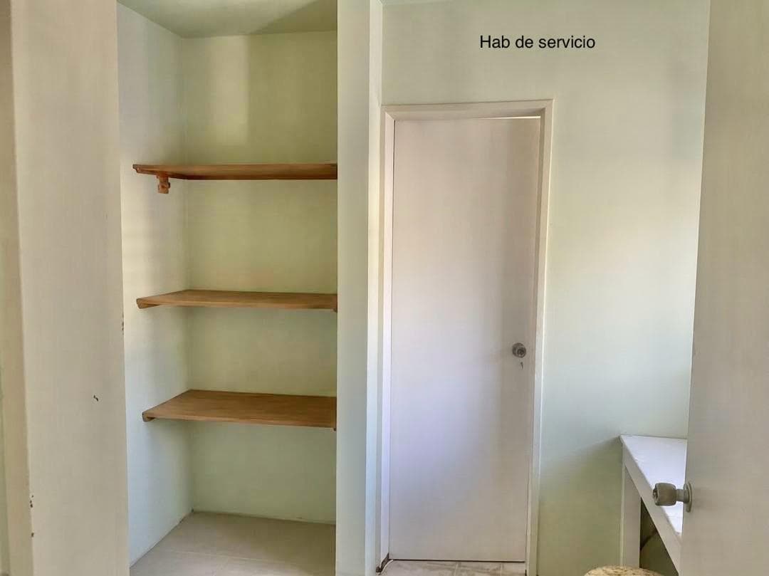 Habitación de servicio con clóset de repisas