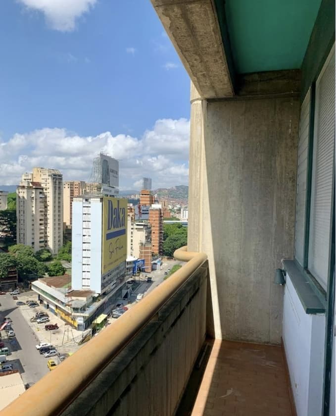 Balcón con vista abierta a la ciudad