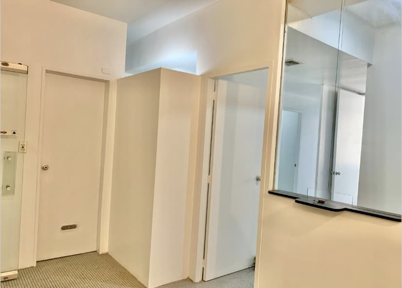 Puerta de entrada, con la ventanilla de recepción a la derecha