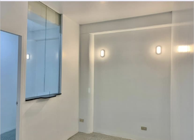 Hall de espera frente a la ventanilla de recepción