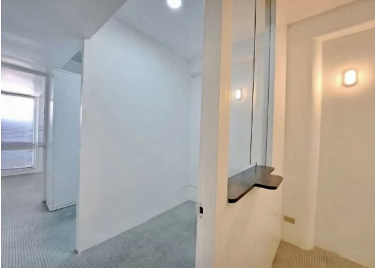 Ventanilla de recepción y, al fondo, los ambientes interiores