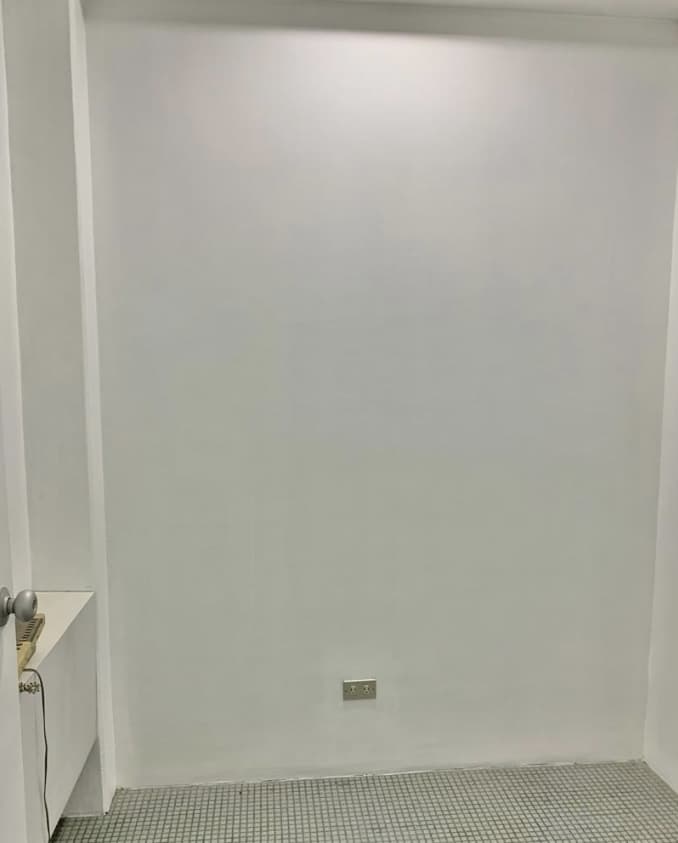Ambiente interior con repisa junto a la puerta