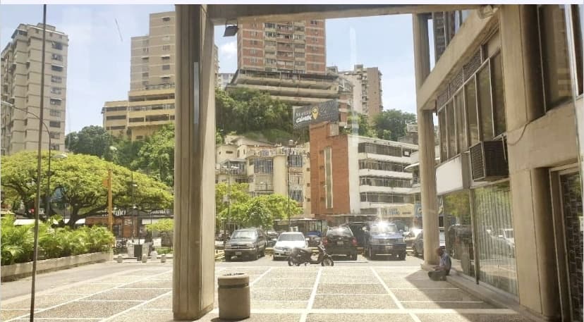 Estacionamiento frente al edificio